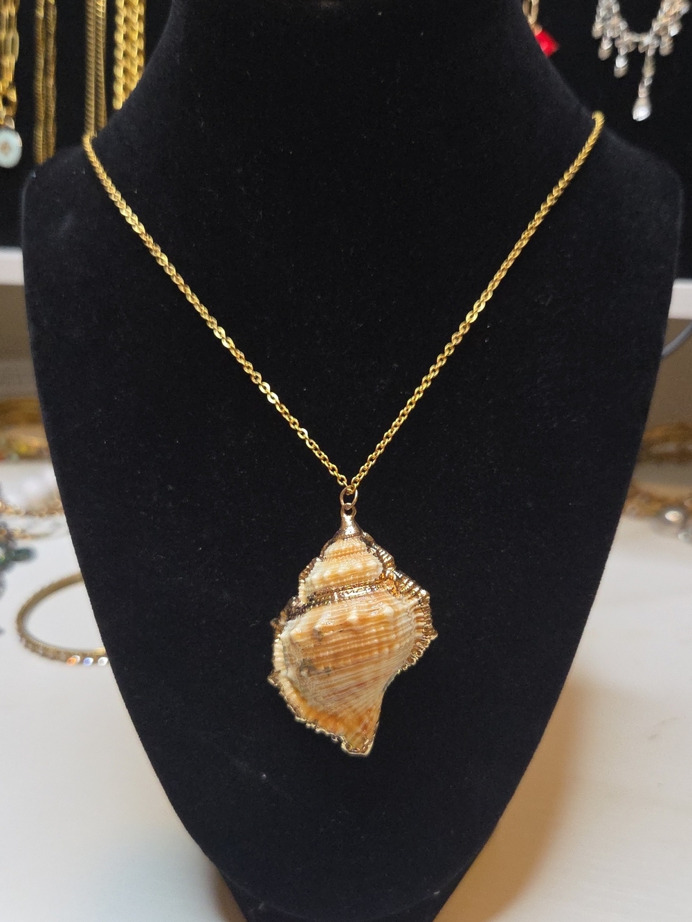 Gold-Trim Shell Pendant Necklace in Beige and Gold